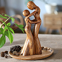 Holzskulptur „Precious Dance“ – handgeschnitzte Suar-Holzskulptur eines Mutter-Kind-Tanzes
