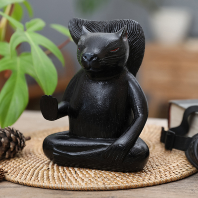 Escultura de madera - Escultura de madera tallada a mano de ardilla meditando en negro