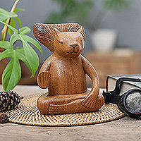 Escultura de madera, 'Blessing Squirrel' - Escultura de madera tallada a mano de una ardilla meditando de Bali