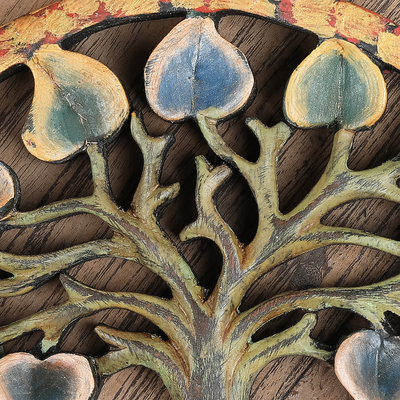 Panel en relieve de madera - Relieve de un árbol en madera de suar verde pintado a mano