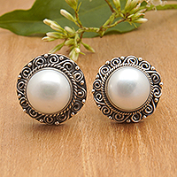 Pendientes de botón de perlas cultivadas, 'Pearly Balinese' - Pendientes de botón de perlas cultivadas blancas y plateadas florales balinesas