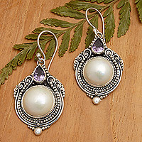 Pendientes colgantes de perlas cultivadas de Mabe y amatista, 'Alluring Elegance' - Pendientes colgantes de plata con perlas cultivadas de Mabe y amatista