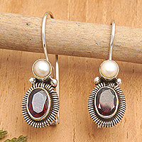 Pendientes colgantes de perlas cultivadas y granates, 'Perfect Duo' - Pendientes colgantes de plata de ley con perlas cultivadas y granates