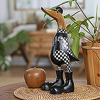 Figura de raíz de bambú y madera de teca, 'Racing Duck' - Figura de pato de carreras de madera de teca y raíz de bambú hecha a mano