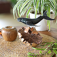 Holzskulptur „Grauwal“ – Holzskulptur eines Grauwals mit pilzförmigem Sockel