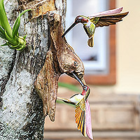 Holzwandkunst, „Harmonische Kolibris“ – Holzwandkunst mit handbemalten Kolibris aus Bali