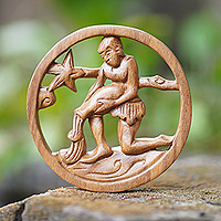 Reliefplatte aus Holz, „Aquarius Firmament“ – handgeschnitzte runde Reliefplatte aus Suar-Holz mit Wassermann-Motiv