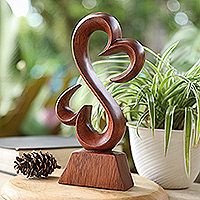 Escultura de madera, 'Palatial Love' - Escultura abstracta de madera de suar en forma de corazón en un tono marrón