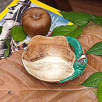 Holzfangkorb „Endearing Turtle“ – handgeschnitzter und handbemalter Holzfangkorb in Schildkrötenform