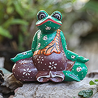 Figura de madera, 'Rana contemplativa' - Figura de madera de rana meditadora tallada y pintada a mano