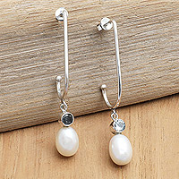 Pendientes colgantes de perlas cultivadas y topacio azul, 'The Loyal Pearls' - Pendientes colgantes de perlas cultivadas blancas y topacio azul natural