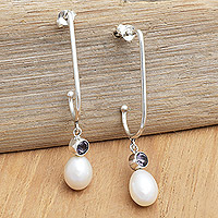 Pendientes colgantes de perlas cultivadas y amatistas, 'Las Perlas Sabias' - Pendientes colgantes de perlas cultivadas blancas y amatistas facetadas