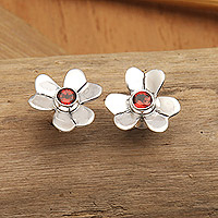 Pendientes de botón granate, 'Flor simétrica' - Pendientes de botón floral de plata de ley con piedra granate