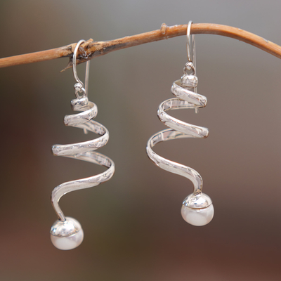 Ohrhänger aus Zuchtperlen - Moderne Ohrhänger aus Sterlingsilber mit weißen Perlen