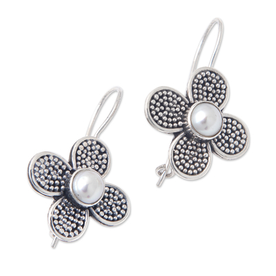 Ohrhänger aus Zuchtperlen - Florale Tropfenohrringe aus Sterlingsilber mit weißen Perlen