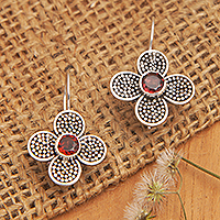 Granat-Ohrhänger, „Spring of Perseverance“ – florale Ohrhänger aus Sterlingsilber mit Granat-Juwelen