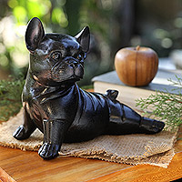Holzfigur „Stretching Black Bulldog“ – handbemalte Suar-Holzfigur einer sich streckenden schwarzen Bulldogge