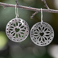 Pendientes colgantes de plata de ley, 'Lotus Whisper' - Pendientes colgantes redondos de plata de ley con temática de loto y corazón