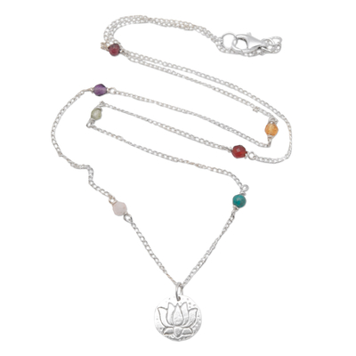 Halskette mit Bahnhofsanhänger und mehreren Edelsteinen - Halskette mit Anhänger im Chakra-Stil und mehreren Edelsteinen