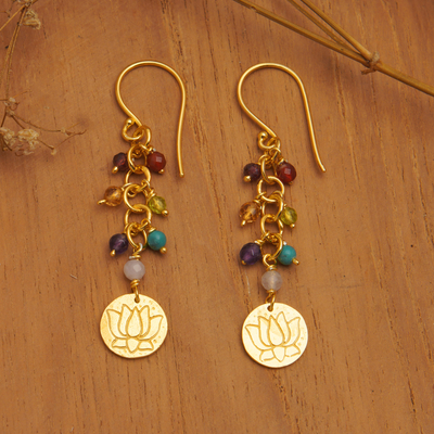 Vergoldete Ohrhänger mit Perlen und mehreren Edelsteinen – Ohrhänger aus 18 Karat vergoldeten Perlen mit mehreren Edelsteinen