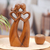 Escultura de madera - Romántica escultura de madera de suar tallada a mano de una pareja