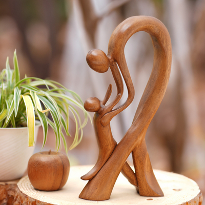 Holzskulptur - Handgeschnitzte Suar-Holzskulptur von Vater und Kind