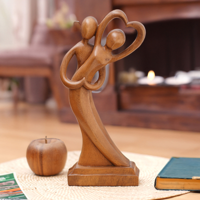 Holzskulptur - Handgeschnitzte romantische Suar-Holzskulptur eines tanzenden Paares
