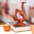 Holzskulptur - Handgeschnitzte abstrakte Holzskulptur einer Person in Yoga-Pose