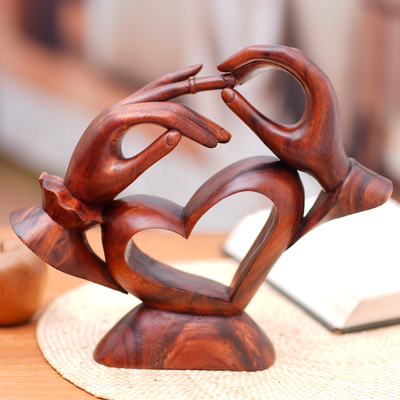 Holzskulptur - Handgeschnitzte abstrakte Holzskulptur eines Heiratsantrags