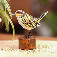 Holzskulptur „Singender Kanarienvogel“ – handgefertigte Kanarienvogelskulptur aus Suar-Holz mit Holzsockel