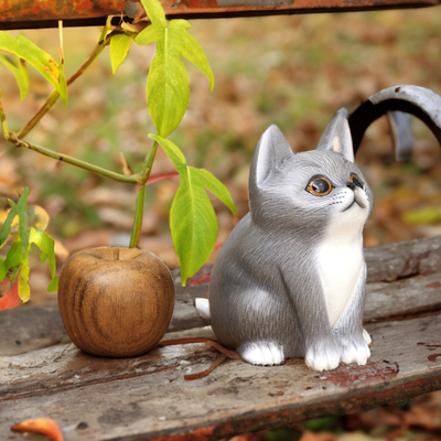 Holzfigur - Handgefertigte Kätzchen-Figur aus Suar-Holz in Grautönen