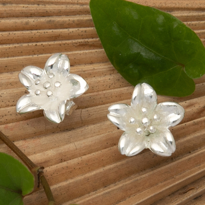 Pendientes de botón de plata de ley - Pendientes de botón de plata de ley con diseño floral muy pulido