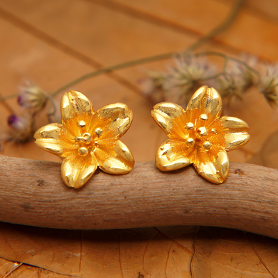 Vergoldete Knopfohrringe, „Summery Frangipani“ – 18 Karat vergoldete, florale Knopfohrringe aus Sterlingsilber