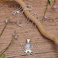 Halskette mit Regenbogen-Mondstein-Anhänger, „Heaven Lotus“ – Halskette mit poliertem, lotusförmigem Regenbogen-Mondstein-Anhänger