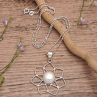 Collar colgante de perlas cultivadas, 'Floral Glare' - Collar colgante floral de plata 925 con perla cultivada de melocotón