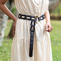 Cinturón de cuero, 'Mujer Fantástica de Negro' - Cinturón de cuero ajustable en negro con hebilla de gancho de hierro
