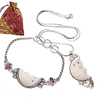 Kuratiertes Geschenkset „Schneeeule“ – Eulen-Halskette und Armband aus Silber und Granat, kuratierte Geschenkbox