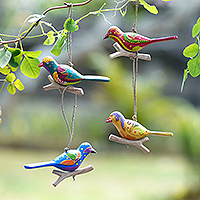 Adornos de madera, 'Heaven Birds' (juego de 4) - Juego de 4 adornos de madera de Albesia con temática de pájaros coloridos pintados