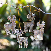 Adornos navideños de madera, (juego de 4) - Juego de 4 adornos navideños de renos de madera dorada de Albesia