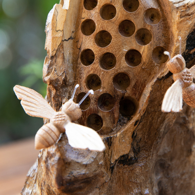 Holzskulptur - Jempinis- und Benalu-Holzskulptur mit Bienenmotiv aus Bali