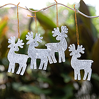Weihnachtsornamente aus Holz, „Göttliches Rentier“ (4er-Set) – Set mit 4 Weihnachtsornamenten aus silbernem Albesia-Holz mit Rentieren