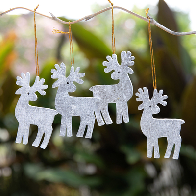Adornos navideños de madera, (juego de 4) - Juego de 4 adornos navideños de renos de madera de Albesia plateada