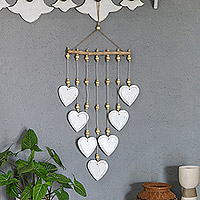 Colgante de pared de madera, 'Corazón nevado' - Colgante de pared de madera de Albesia en forma de corazón blanco pintado a mano