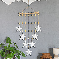 Wandbehang aus Holz, „Splendid Starfish“ – handgeschnitzter und bemalter Wandbehang aus weißem Holz mit Herzmotiv