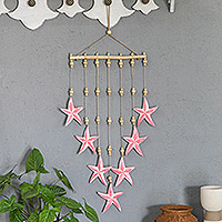 Colgante de pared de madera, 'Impresionante estrella de mar' - Colgante de pared de madera con temática de estrella rosa tallada y pintada a mano