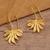 Pendientes colgantes bañados en oro - Pendientes colgantes de latón bañados en oro de 18k con forma de hoja de palma