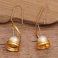 Pendientes colgantes de perlas cultivadas bañadas en oro - Pendientes colgantes modernos con perlas cultivadas en latón bañado en oro en espiral