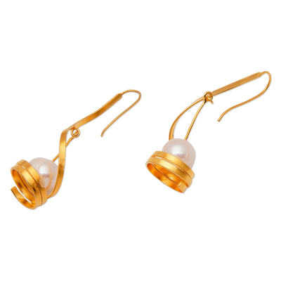 Pendientes colgantes de perlas cultivadas bañadas en oro - Pendientes colgantes modernos con perlas cultivadas en latón bañado en oro en espiral