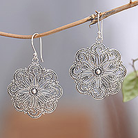 Pendientes colgantes de filigrana en plata de primera ley - Pendientes colgantes de filigrana de plata de ley con diseño floral pulido