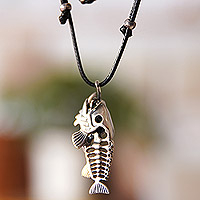 Halskette mit Anhänger aus Sterlingsilber, „Marine Underworld“ – Verstellbare Halskette mit Anhänger aus Sterlingsilber mit Fischmotiv